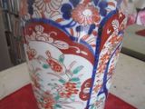 un vase posé sur une table recouverte d'une nappe rouge