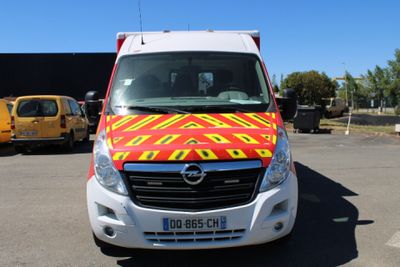 une camionnette sur laquelle est peint un motif jaune et rouge