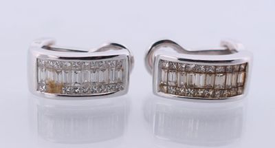 une paire de boucles d'oreilles en or blanc et diamants