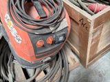 de nombreux types d'outils différents et des outils rangés dans une boîte