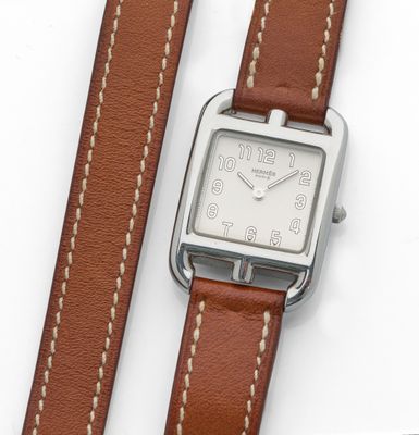 une montre posée sur le bracelet d'une autre montre