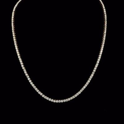 un collier « tennis » en diamants sur fond noir