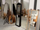 une pièce où il y a beaucoup de miroirs