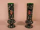 deux vases verts décorés de motifs, posés sur une table