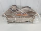 un sac en plastique contenant un canapé, posé sur une table