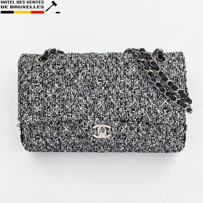 Sac Chanel en tweed noir et blanc avec bandoulière à chaîne