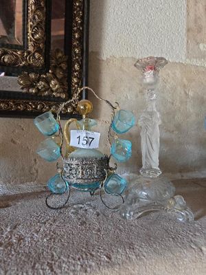 deux figurines en verre posées sur une table à côté d'un miroir