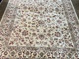 une photo montrant un grand tapis posé à même le sol dans une pièce