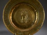 plaque en laiton sur laquelle est représentée la Vierge de Guadalupe