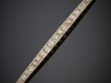 une broche en forme de barre de diamants sur fond noir
