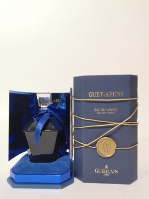 une image représentant un flacon de parfum bleu dans un coffret bleu