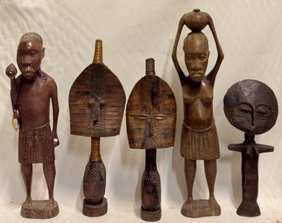 cinq figurines en bois de formes et de tailles différentes