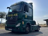 un camion vert garé sur le bord de la route