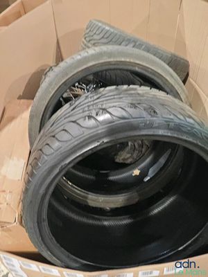deux pneus dans un carton posé par terre