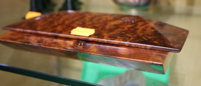 une table en verre sur laquelle est posée une boîte en bois