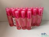 un gros plan sur un lot de flacons de parfum roses