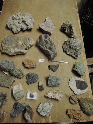 128.49 - Lot DE Mineraux ET Roches .