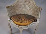 une image représentant une chaise dont l'assise est en bois et en osier