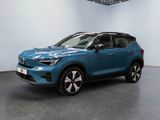 un SUV Volvo bleu garé dans une grande pièce