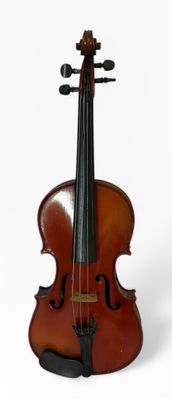 une image représentant un violon sur fond blanc, avec un fond blanc