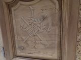 une sculpture représentant une batte de baseball et un gant de baseball sur une porte