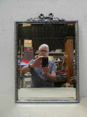 un homme se prenant en photo dans un miroir