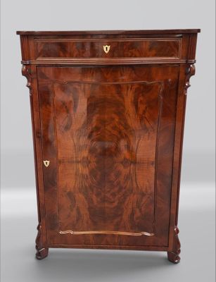 une armoire ancienne en bois, dotée de deux tiroirs et d'une porte à l'avant