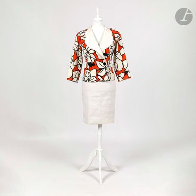 une photo d'une robe de mannequin à motifs floraux rouges et blancs