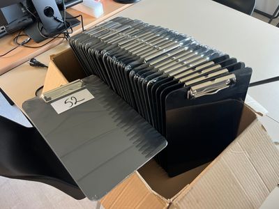beaucoup de dossiers dans une boîte posée sur le bureau