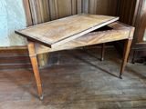 une petite table en bois surmontée d'un tiroir