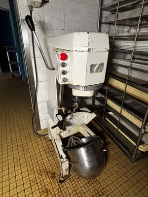 une image d'une machine qui se trouve dans une cuisine