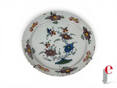 une assiette blanche avec un motif floral