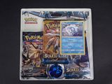 une boîte de cartes Pokémon posée sur une table noire