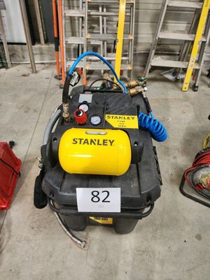 un compresseur d'air jaune et noir dans un garage