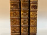 un ensemble de quatre livres anciens en cuir avec garniture dorée