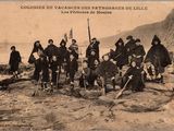 une vieille photo d'un groupe de personnes posant pour une photo