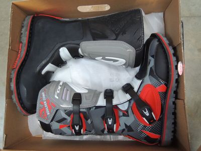 une boîte contenant plusieurs paires de chaussures