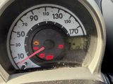 un gros plan sur le compteur de vitesse d'une voiture