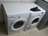 deux lave-linge et un sèche-linge placés côte à côte