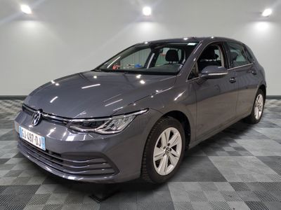 la voiture grise est garée sur un sol en damier dans le garage