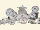 beaucoup d'assiettes, de tasses et de soucoupes bleues et blanches