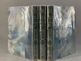 un ensemble de trois livres superposés