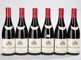 six bouteilles de vin rouge sont alignées