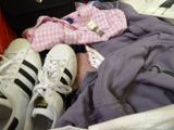 un tas de vêtements et de chaussures dans une valise