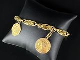 un gros plan sur un oreiller sur lequel repose une pièce d'or