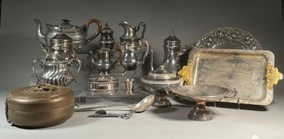 beaucoup d'objets en argent posés sur une table