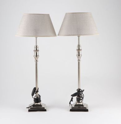 une paire de lampes plaquées argent ornées d'un oiseau sur le socle