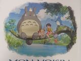 affiche du film du studio Ghihii, représentant Totoro et deux enfants assis sur une branche d'arbre