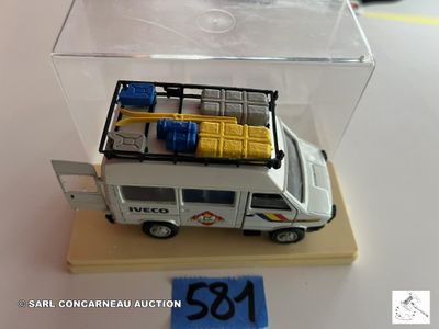 une petite camionnette miniature équipée d'une galerie sur le toit