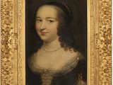 un tableau représentant une femme en robe noire, dans un cadre doré